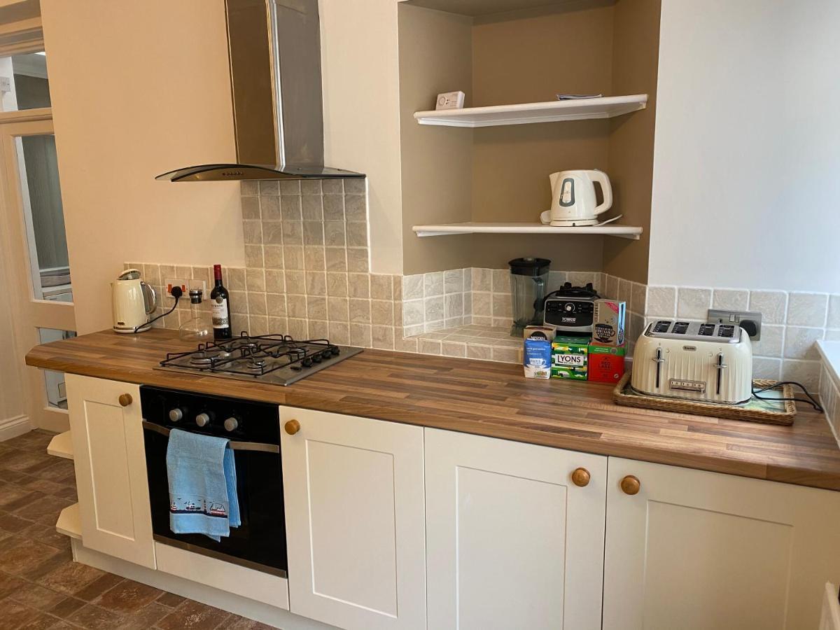 Lobster Pot Apartment With Stunning Harbour And Sea Views And Free Parking For One Car & Pet Friendly Brixham Kültér fotó